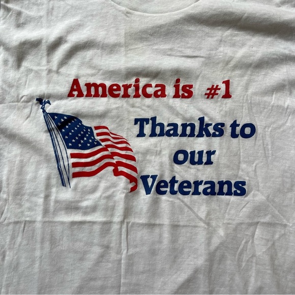 Single-stitch “America is #1 Thanks to Our Veterans” vintage tee! 🇺🇸 - Picture 2 of 4